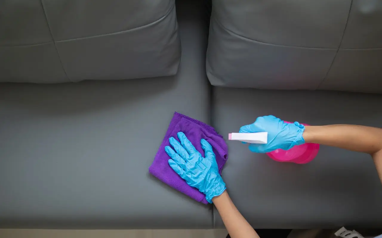 Se il rivestimento del divano Ikea è sporco: ecco il trucco per lavarlo senza rovinarlo