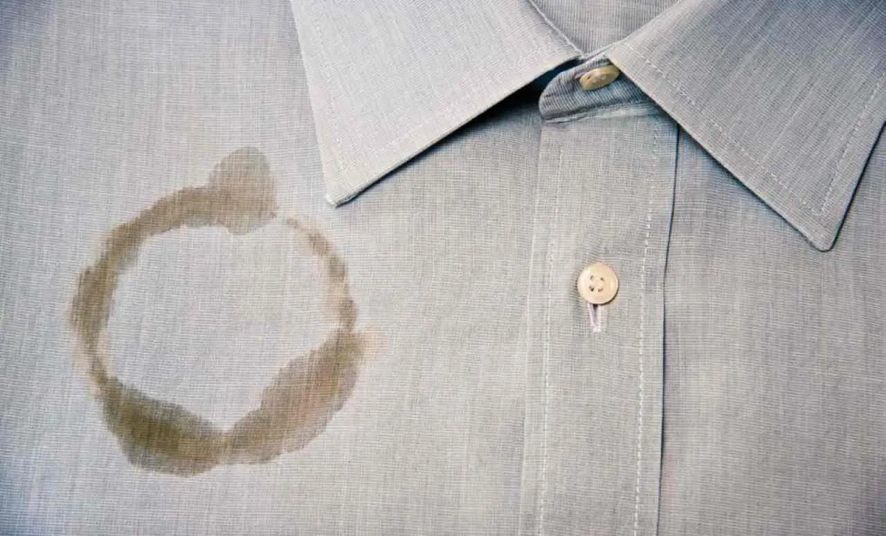 Come rimuovere una macchia di olio dai tessuti senza lavarli: il trucco del borotalco