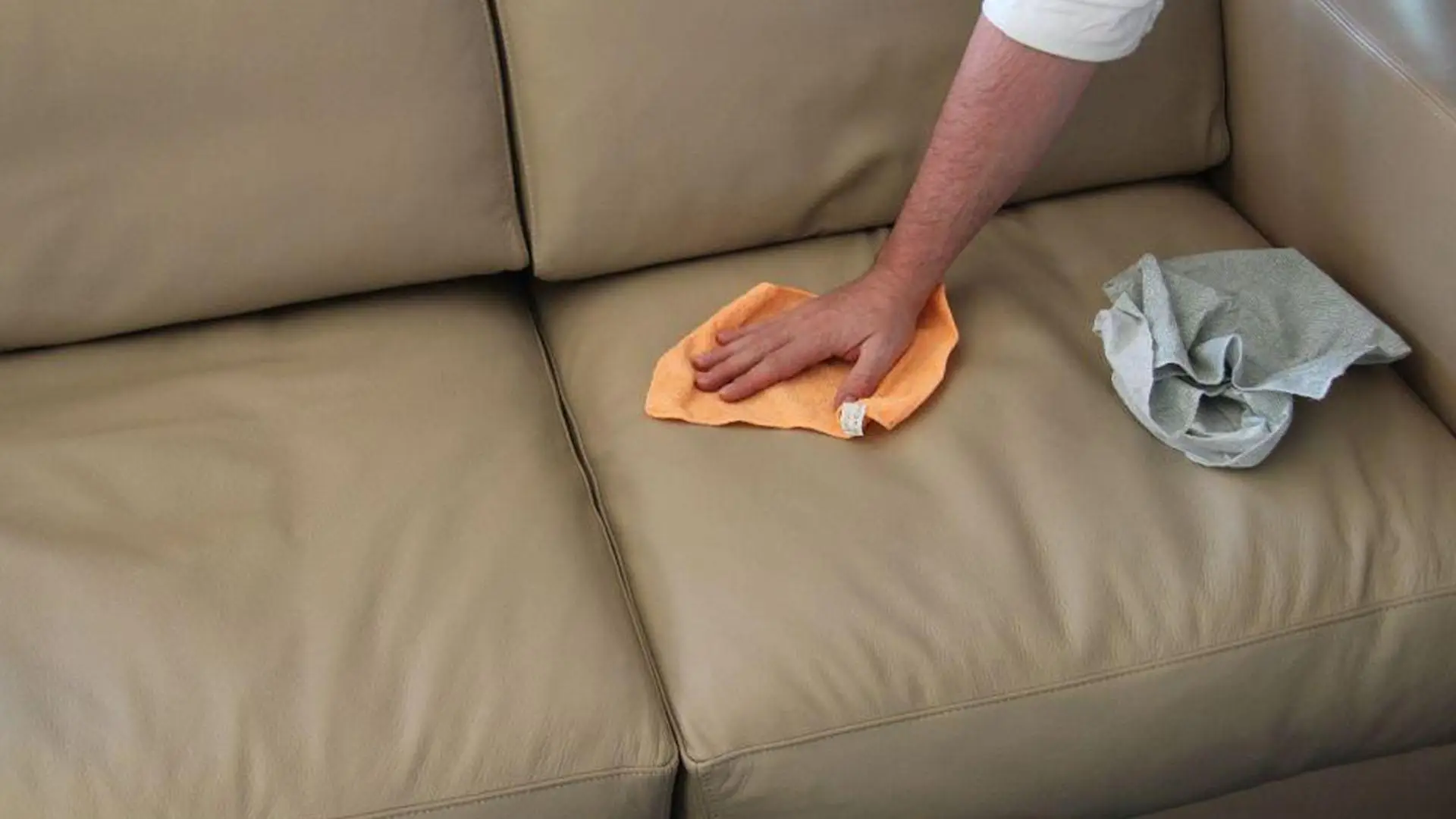 Sai come igienizzare il divano in tessuto dopo le feste: il trucco per eliminare i germi in pochi minuti