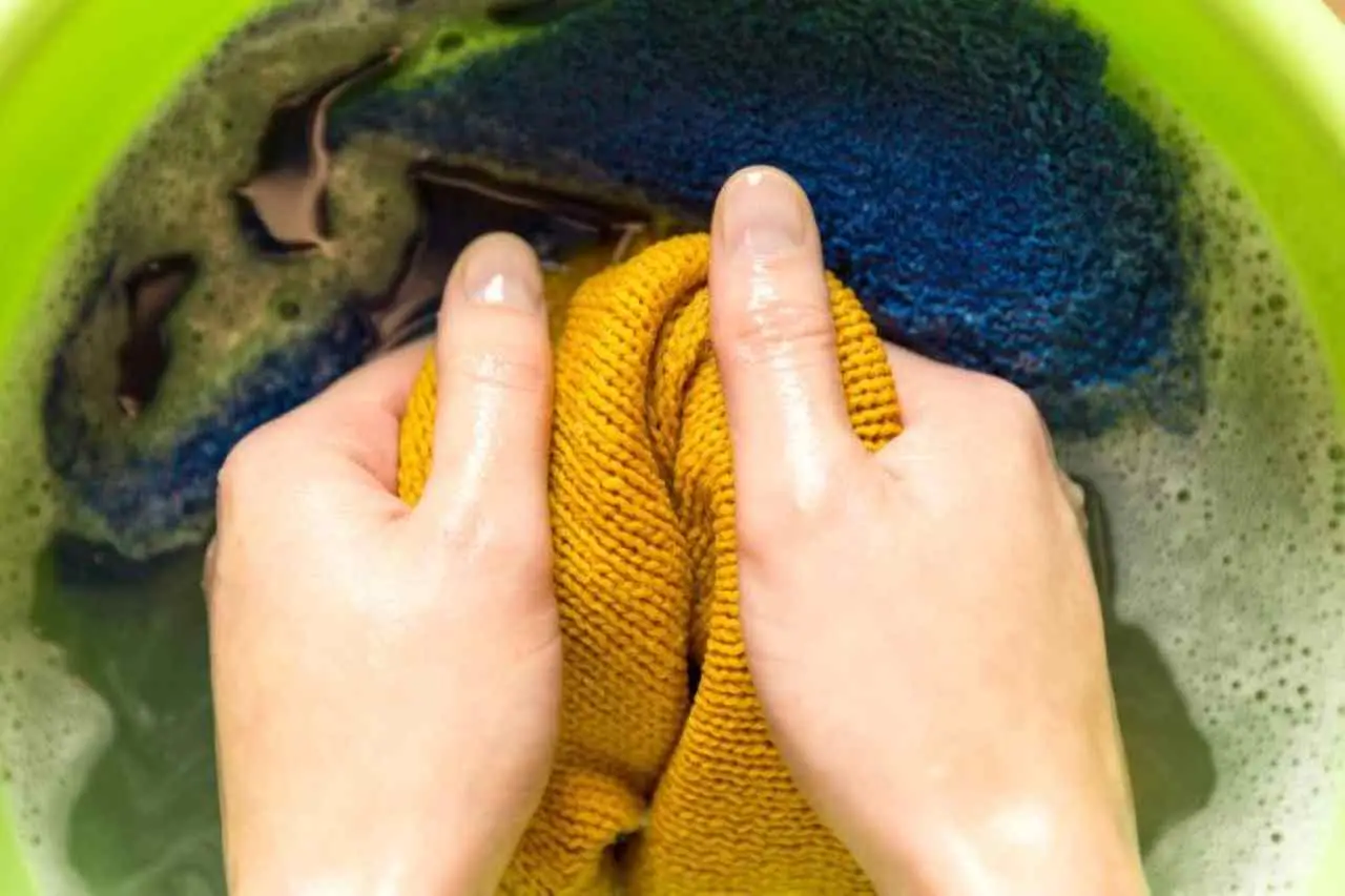 Come lavare panni e biancheria senza la lavatrice: il metodo facile per il bucato a mano