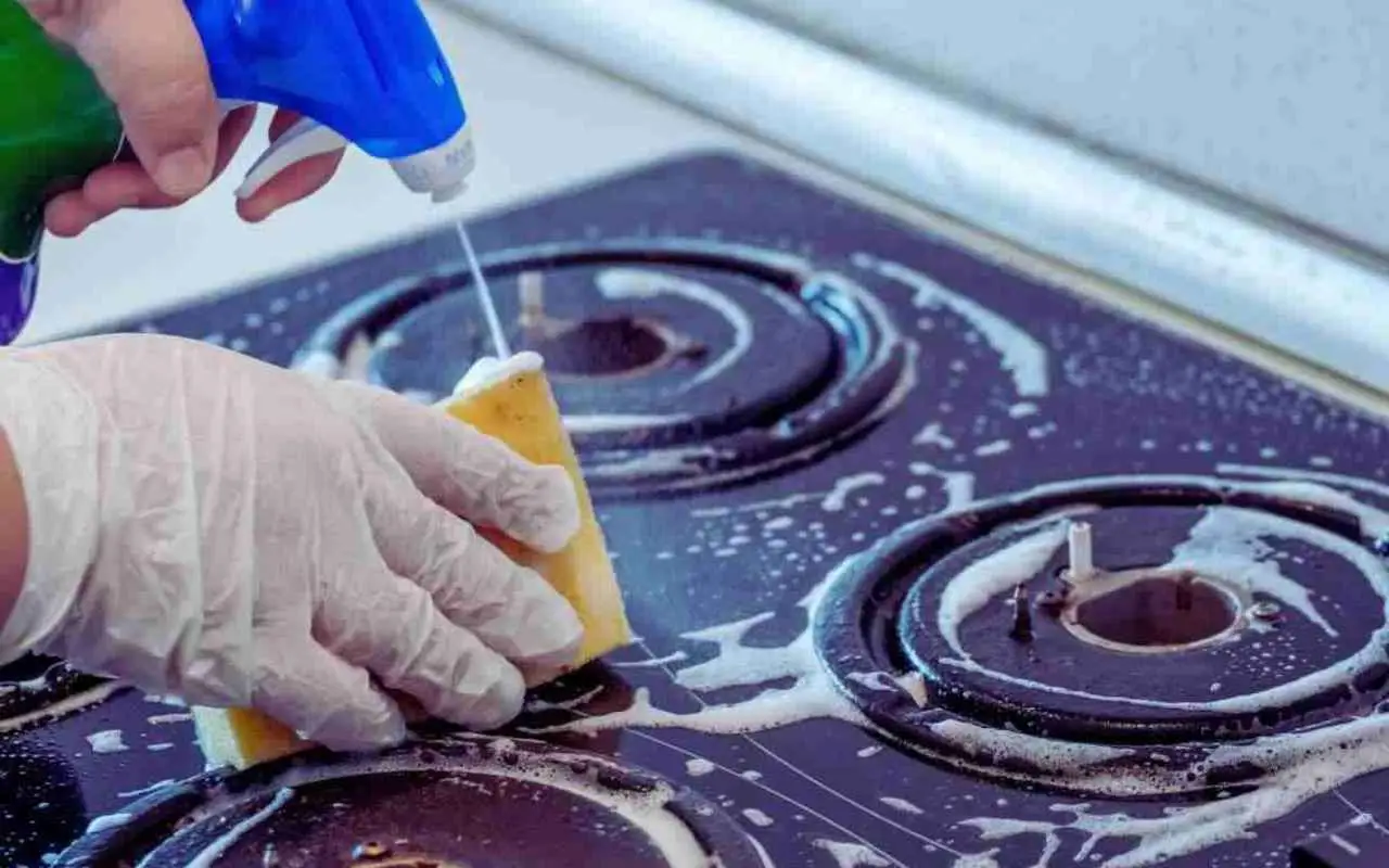 Dimentica detersivi e sgrassatori: ecco i panni magici che puliscono tutto solo con l’acqua