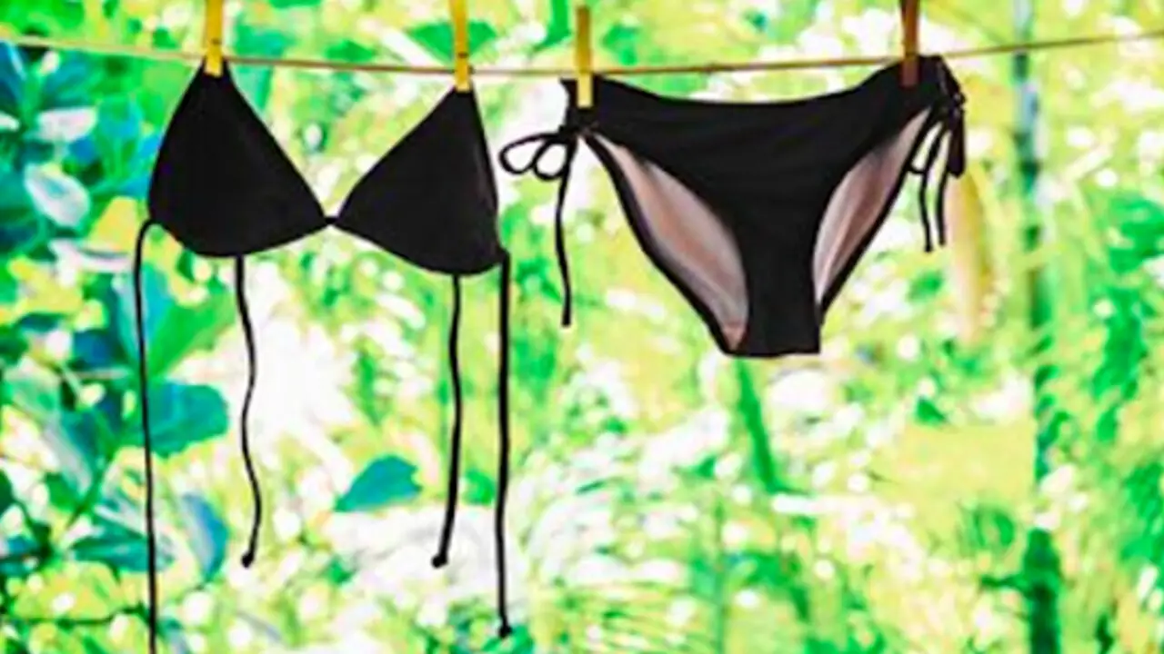 Hai portato a casa teli e costumi pieni di sabbia e sale? Ecco il trucco per lavarli perfettamente