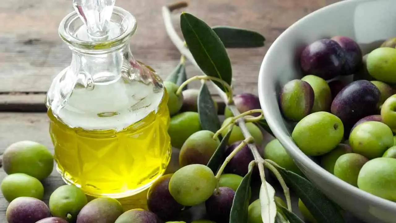 Non usare l’olio d’oliva: ecco il metodo corretto per nutrire e rinnovare il legno