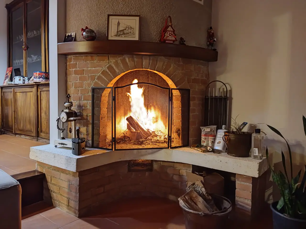 Non mettere questo oggetto comune sulla mensola del camino: attira polvere e rovina l’estetica