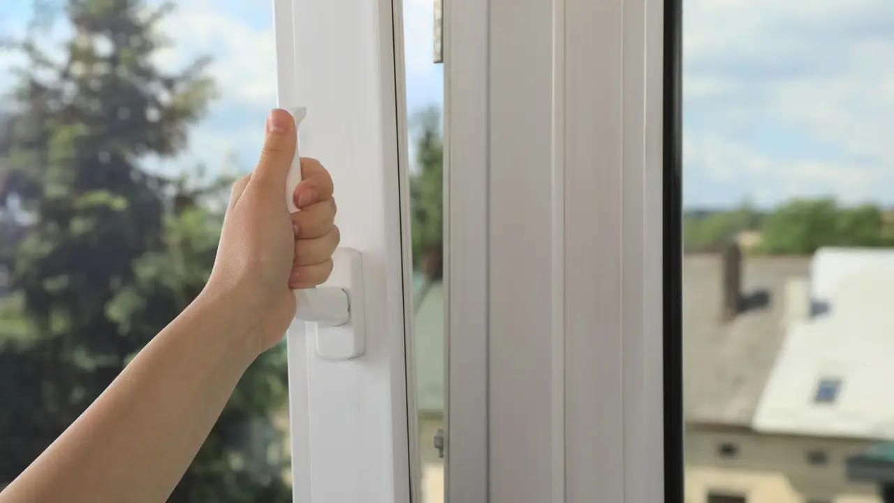 Il trucco per cambiare completamente l’aria in casa in pochi minuti anche senza aprire troppo