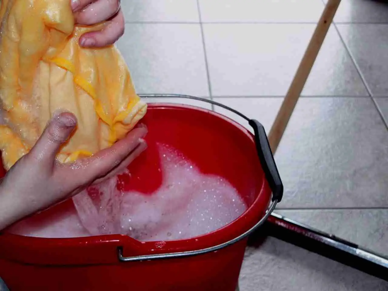 Pulizia scale condominiali: ecco la tariffa giusta che gli amministratori cercano