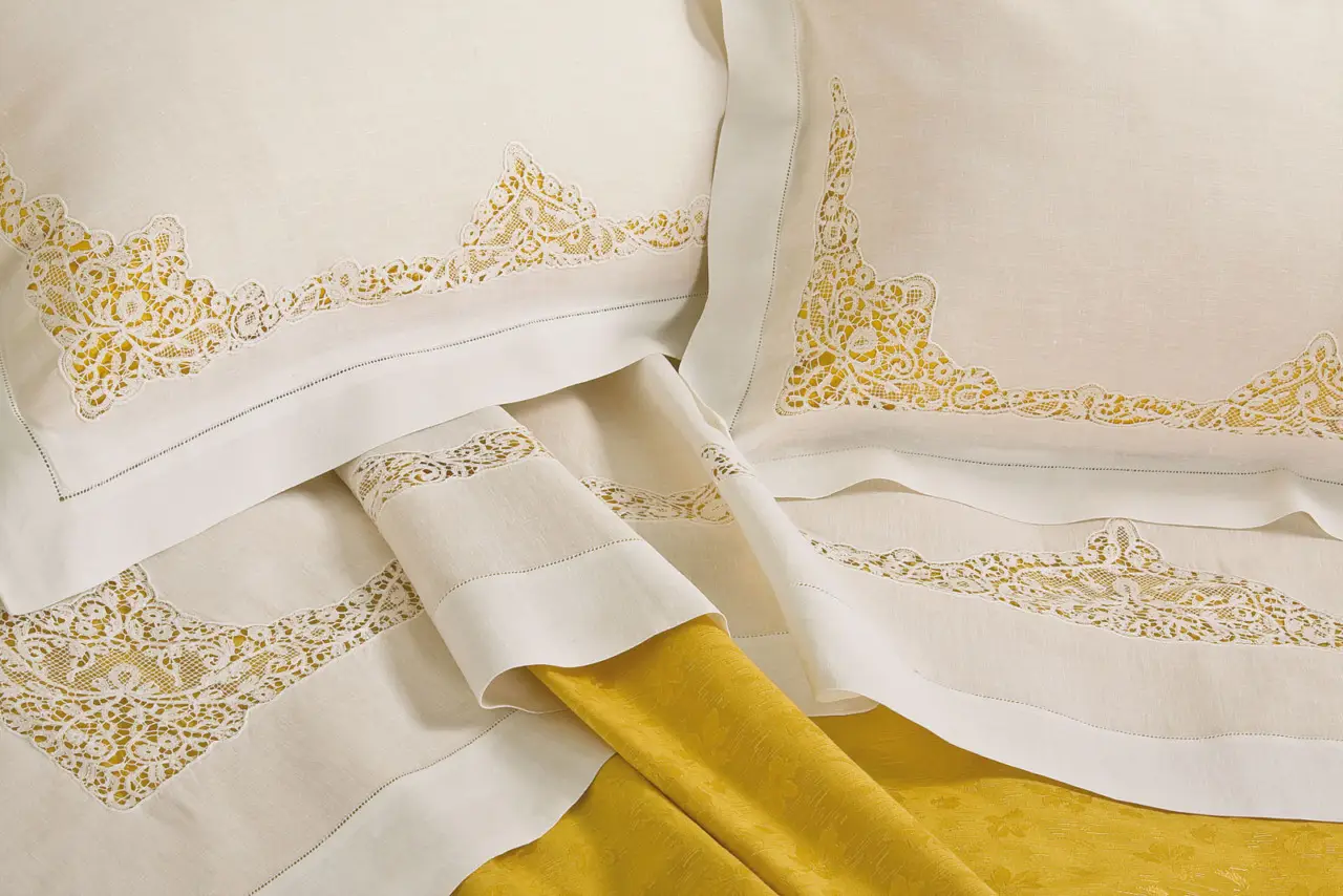 Non lavare mai il damascato in questo modo: ecco l’errore comune che lo rovina per sempre