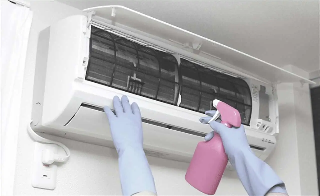 Usi il condizionatore? Ecco come disinfettarlo subito per non respirare muffa e batteri