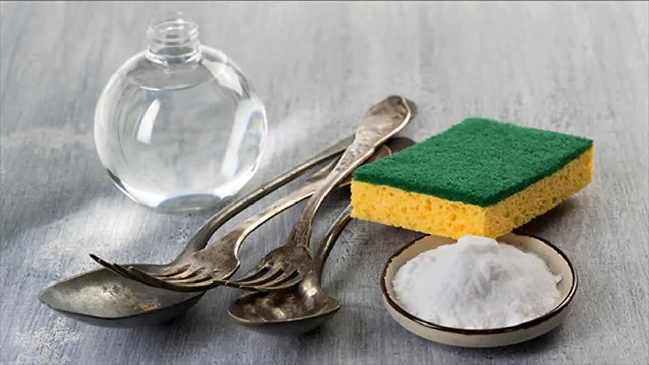 Usi bicarbonato e aceto per pulire? Ecco il tempo esatto che devi aspettare perché funzionino