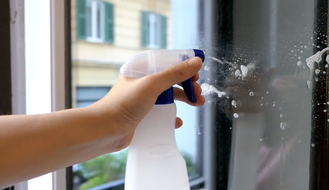 Come pulire i vetri senza lasciare aloni: il trucco delle nonne