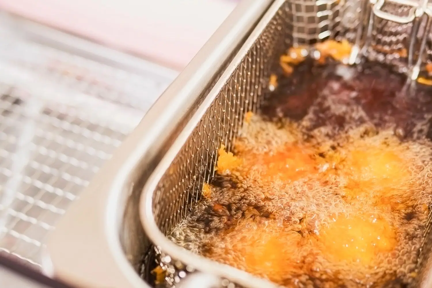 Come eliminare l’odore di frittura in cucina: il metodo più efficace