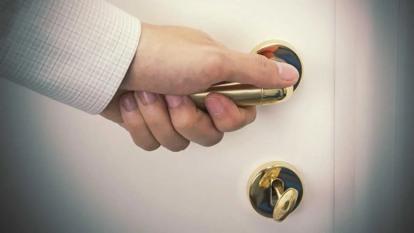 Il metodo definitivo per proteggere la porta d’ingresso dagli scassi in pochi minuti